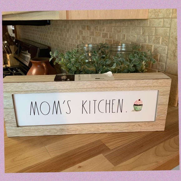 RAE DUNN “MOM’S KITCHEN” LL WITH CUPCAKE WOOD SIGN